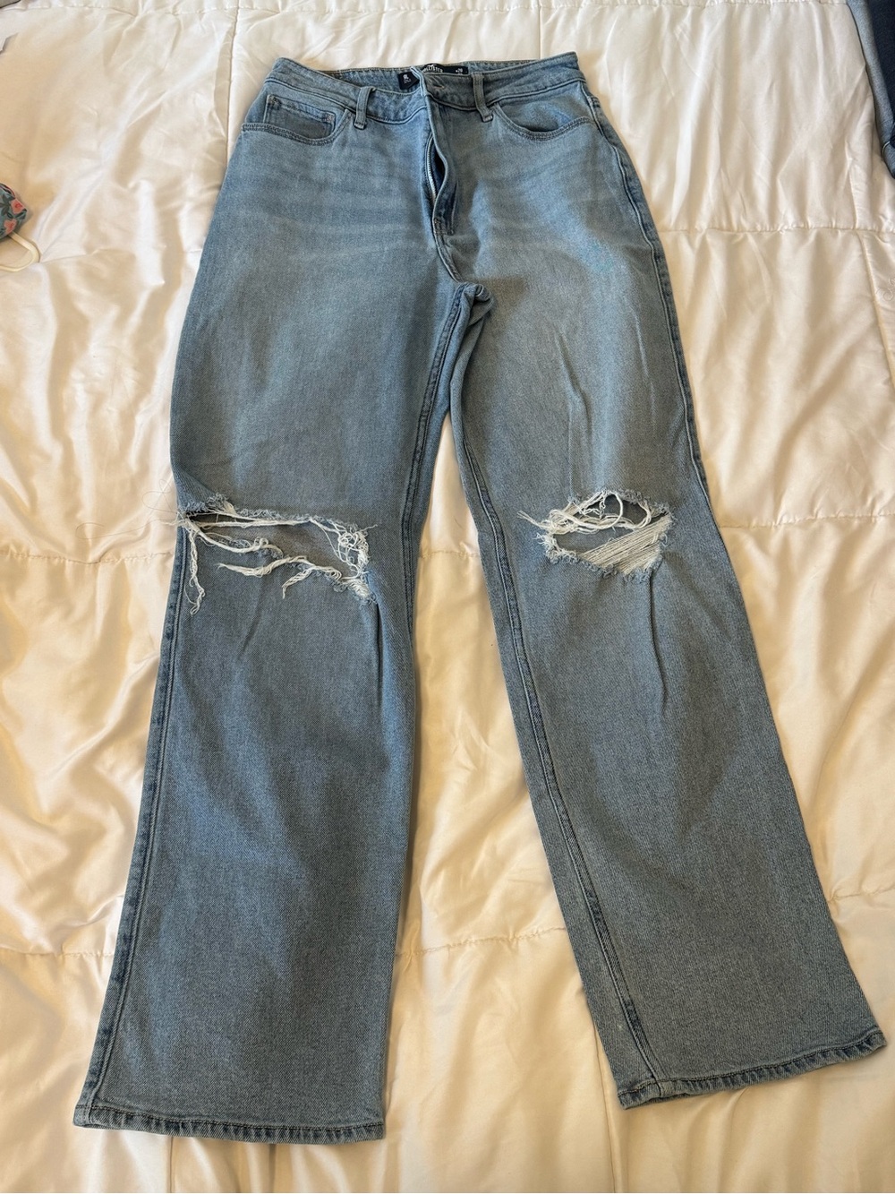 Hollister Women's Light Blue ultra high rise Distressed dad Jeans sz 9L
